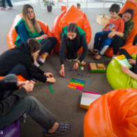 Voluntare Youth Klinic Neovita joacă „Fără tabu” cu adolescenți refugiați din Ucraina la Chișinău