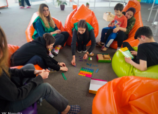 Voluntare Youth Klinic Neovita joacă „Fără tabu” cu adolescenți refugiați din Ucraina la Chișinău