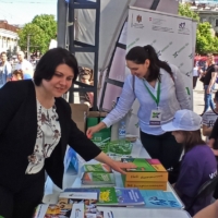 Prim-ministra Natalia Gavrilița și ambasadorul UE în Moldova, Jānis Mažeiks, la stand-ul Youth Klinic Moldova de la Târgul ONG-urilor, organizat în centrului Chișinăului cu ocazia marcării Zilei Europei 2022 @neovita.md