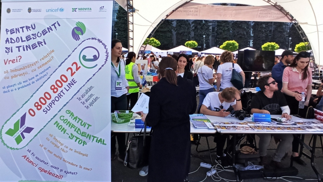 Noul serviciu YK Support Line 0 800 800 22 - telefonul de încredere pentru adolescenți și tineri, disponibil 24/24 și care ne aduce mai aproape de fiecare adolescent și tânăr din orice colț al țării @Foto:neovita.md