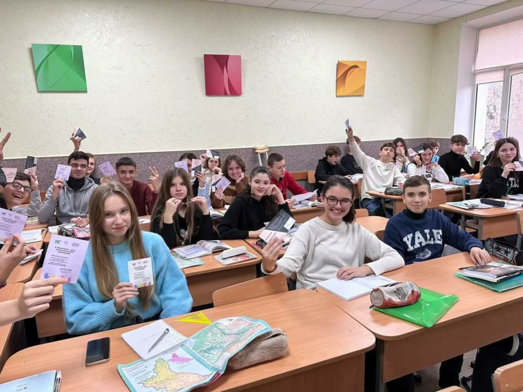 Elevi ai liceului „Mircea Eliade” din Chișinău de Ziua voluntarului. Foto: Daniela Braga, voluntară YK Neovita