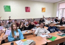 Elevi ai liceului „Mircea Eliade” din Chișinău de Ziua voluntarului. Foto: Daniela Braga, voluntară YK Neovita