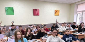 Elevi ai liceului „Mircea Eliade” din Chișinău de Ziua voluntarului. Foto: Daniela Braga, voluntară YK Neovita