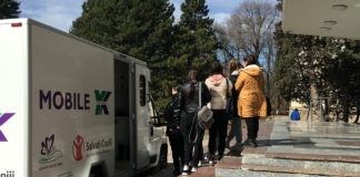 YK Mobile – clinica pe roți a rețelei Youth Klinic Moldova – vine în întâmpinarea adolescenților și tinerilor (10-24 de ani) din diferite sectoare/cartiere ale orașelor și sate, pentru a #COOLtivaSănătatea, mai ales în rândul grupurilor vulnerabile și defavorizate, inclusiv a refugiaților.
