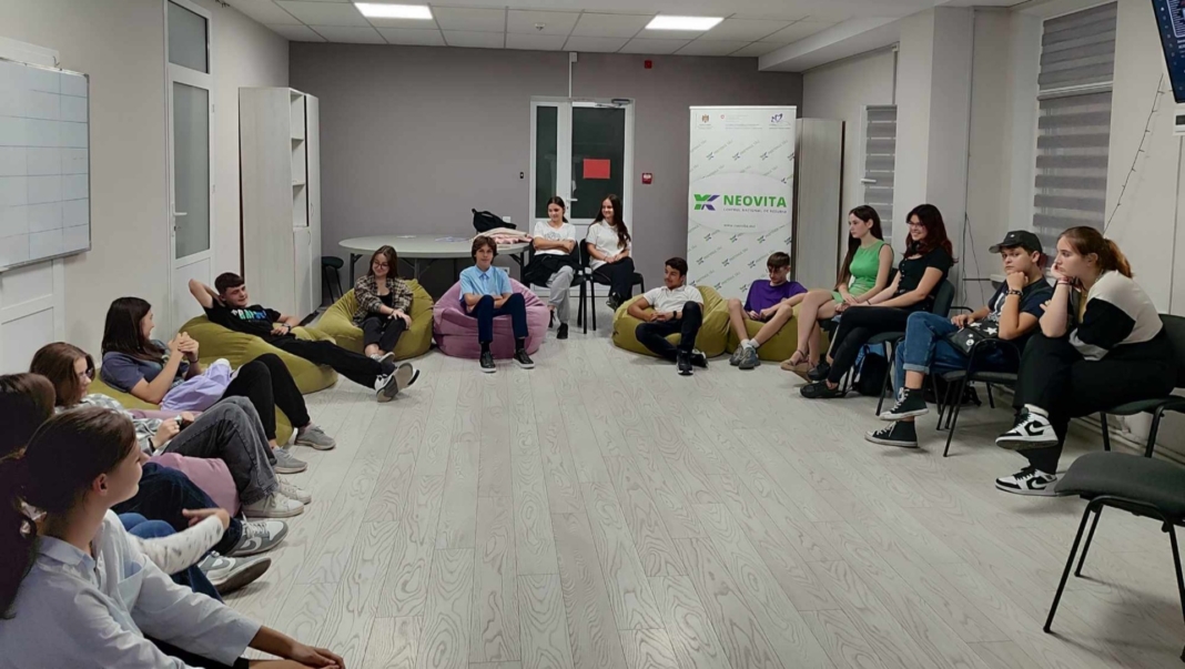 Gașca voluntarilor Youth Klinic din municipiul Chișinău reunită la sediul Centrului de sănătate prietenos tinerilor NEOVITA din rețeaua Youth Klinic.