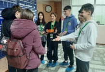Gașca voluntarilor YK Neovita, în discuție cu tineri pe holurile Centrului Medicilor de Familie Nr. 10 din str. Socoleni 19