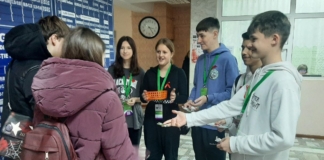 Gașca voluntarilor YK Neovita, în discuție cu tineri pe holurile Centrului Medicilor de Familie Nr. 10 din str. Socoleni 19