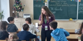De la egal la egal, voluntari YK Neovita au vorbit colegilor de clasă despre modul în care poate fi schimbată lumea școlară în spații fără bullying, fără intimidare, fără gesturi și vorbe jignitoare, fără insulte, fără glume răutăcioase și fără critici neconstructive. Foto: neovita.md
