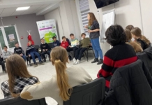 Oră informativă despre educație sănătoasă și comunicare deschisă cu elevi de la liceul George Călinescu din Chișinău. Foto: neovita.md