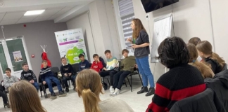 Oră informativă despre educație sănătoasă și comunicare deschisă cu elevi de la liceul George Călinescu din Chișinău. Foto: neovita.md