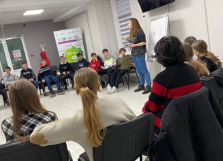 Oră informativă despre educație sănătoasă și comunicare deschisă cu elevi de la liceul George Călinescu din Chișinău. Foto: neovita.md